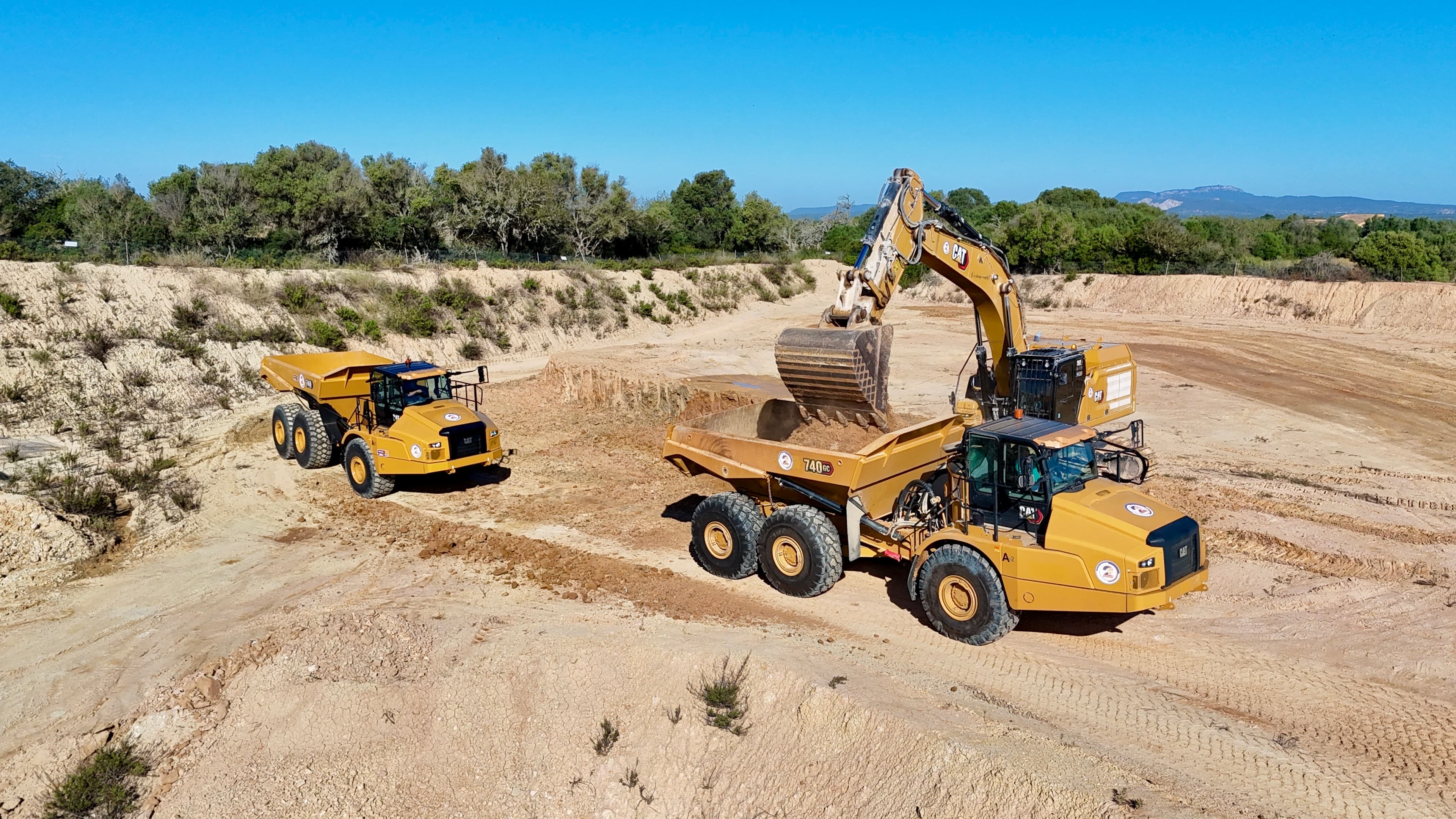 DOSMAS GRUP incorpora dos nuevos Lagartos CAT 740 para reforzar su capacidad en movimiento de tierras
