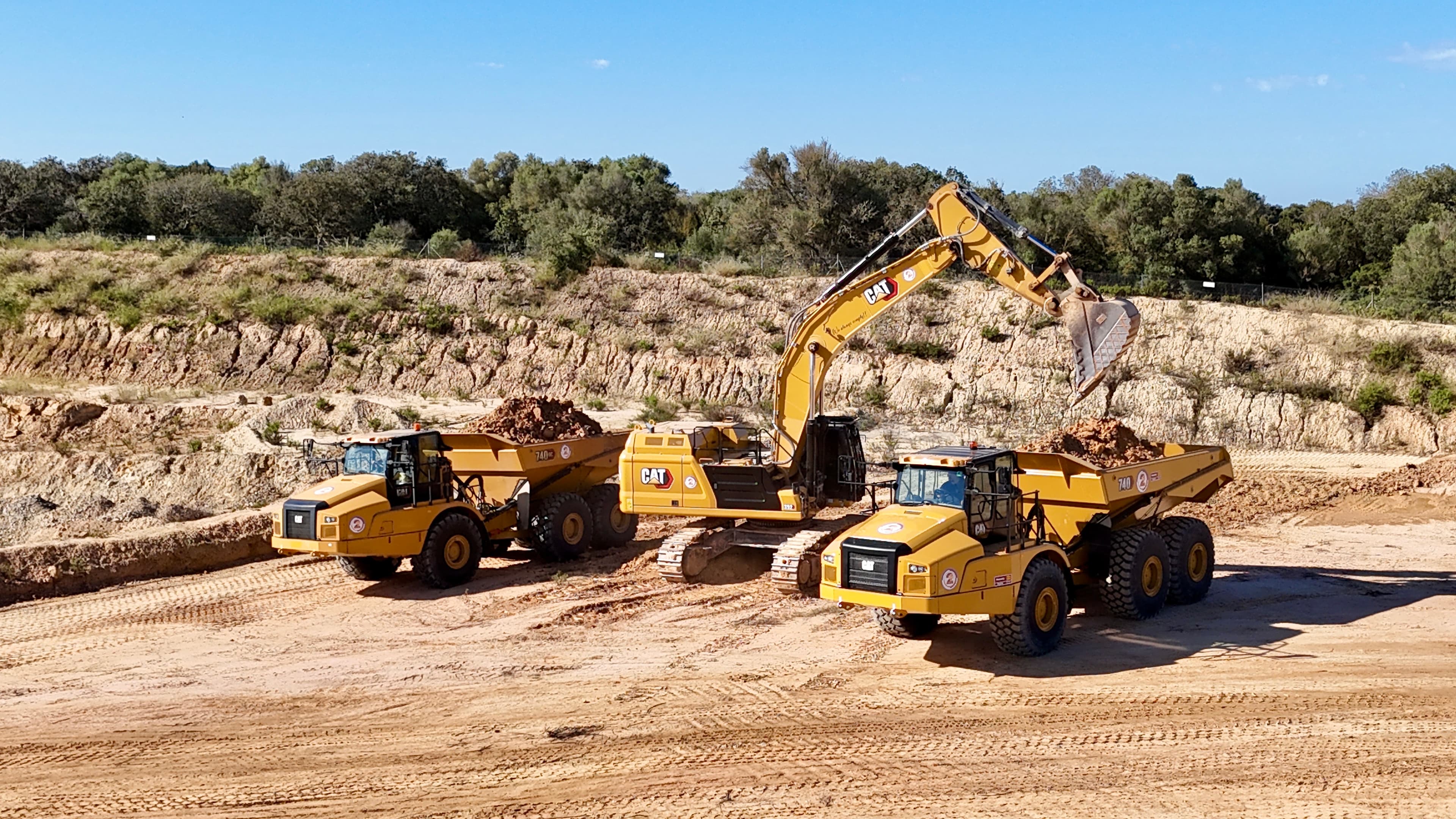 DOSMAS GRUP incorpora dos nuevos Lagartos CAT 740 para reforzar su capacidad en movimiento de tierras 13